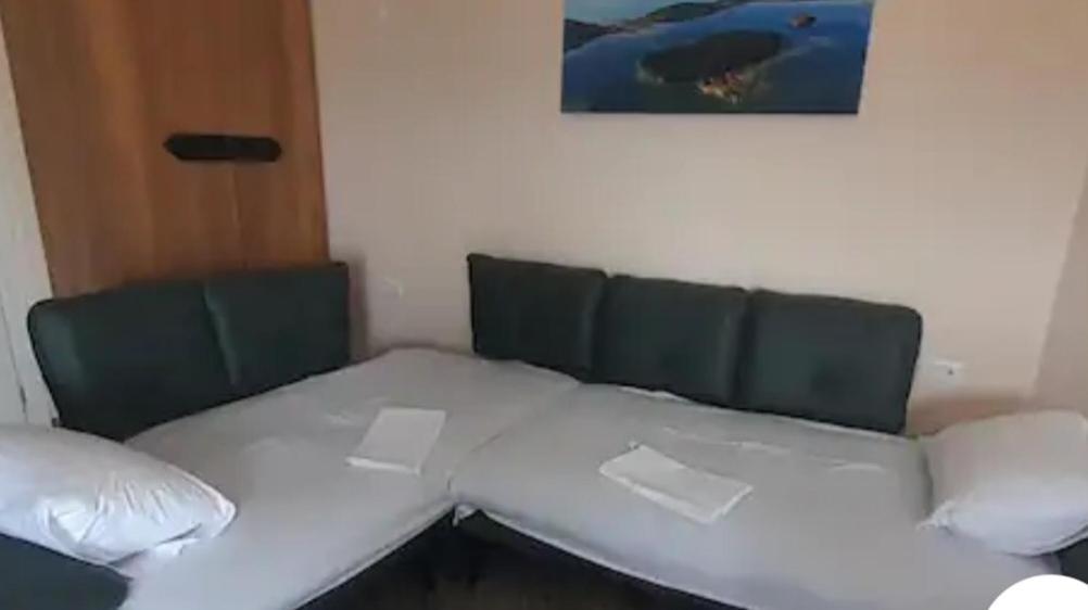 Queen Apartmets Vlorë Rum bild