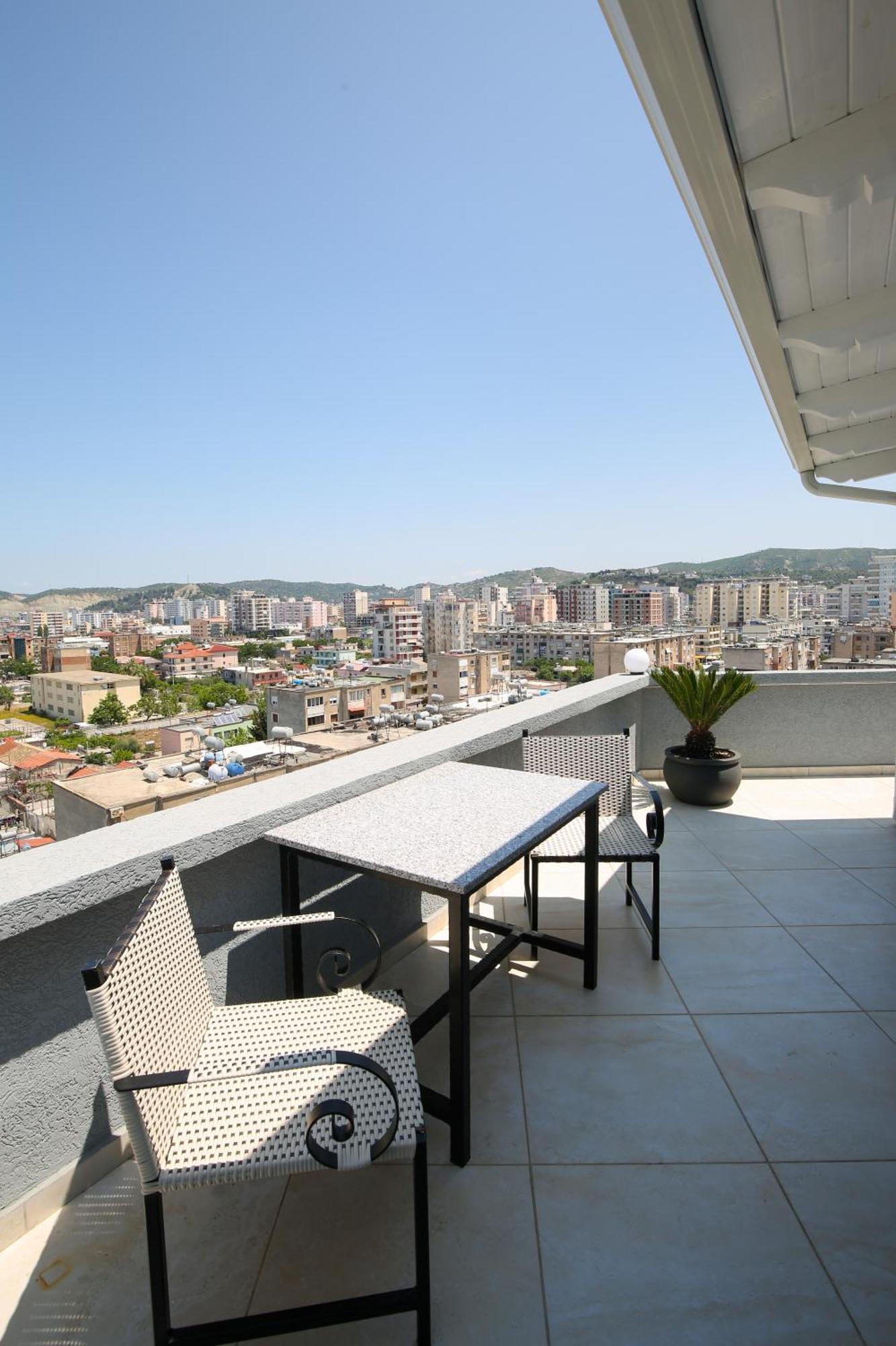 Queen Apartmets Vlorë Rum bild